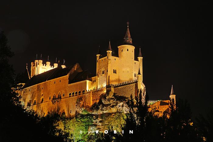 自驾<a href='http://travel.sina.com.cn/xibanya-lvyou/?from=b-keyword' ><em>西班牙</em></a>北部—寻找睡美人城堡