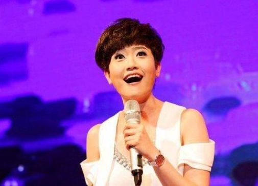 妻子比自己小9岁，结婚多年一直不生孩子，如今48岁妻子如少女
