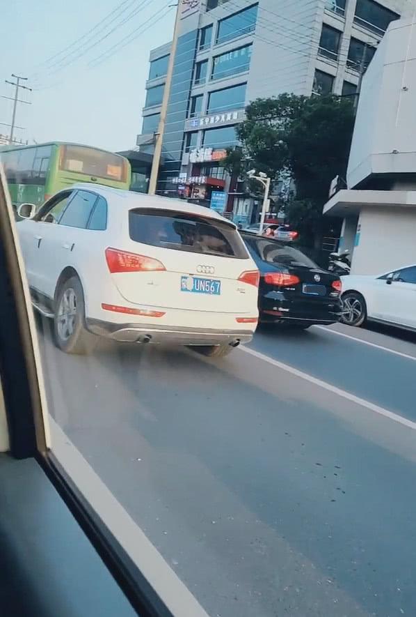街头偶遇一辆奥迪Q5，车牌是“顺子号”，网友：车主不一般！