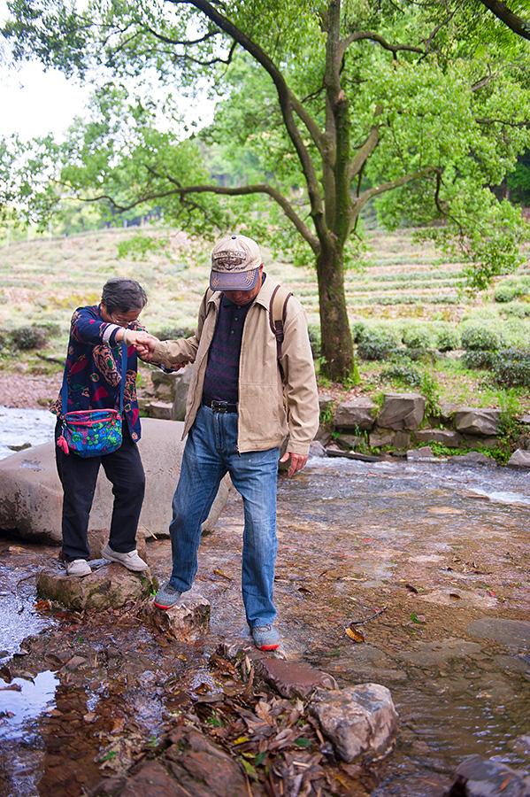 <a href='http://travel.sina.com.cn/hangzhou-lvyou/?from=b-keyword' ><em><em>杭州</em></em></a>有个江南小九寨,阳春三月竟如深秋般绚烂