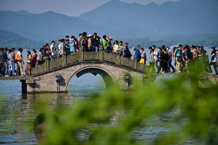 杭州西湖不仅风景好，而且还免费，不过节假日只剩下人山人海