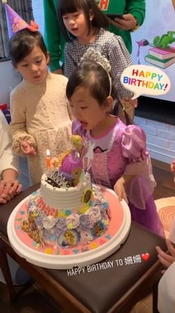 刘耕宏女儿生日趴，小泡芙近照曝光