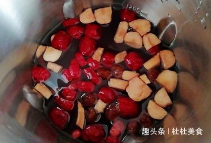 1个紫薯6个红枣,简单搅一搅拌一拌,补气养血,营养美味!