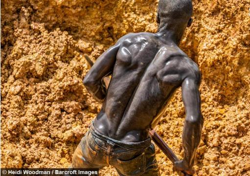 直击非洲金矿里的淘金工人，辛苦淘出来的金子最后穿戴在富人身上