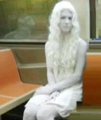 两女子一白一黑共乘地铁，声称是双胞胎，结果真相让大家泪目