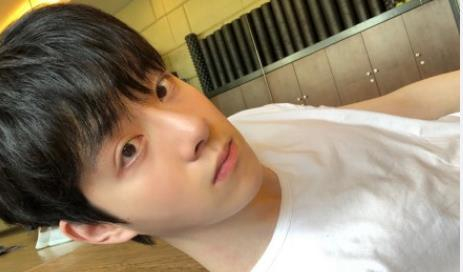 王思聪弟弟将出道，被称“魔都第一高富帅”，爆红也是指日可待