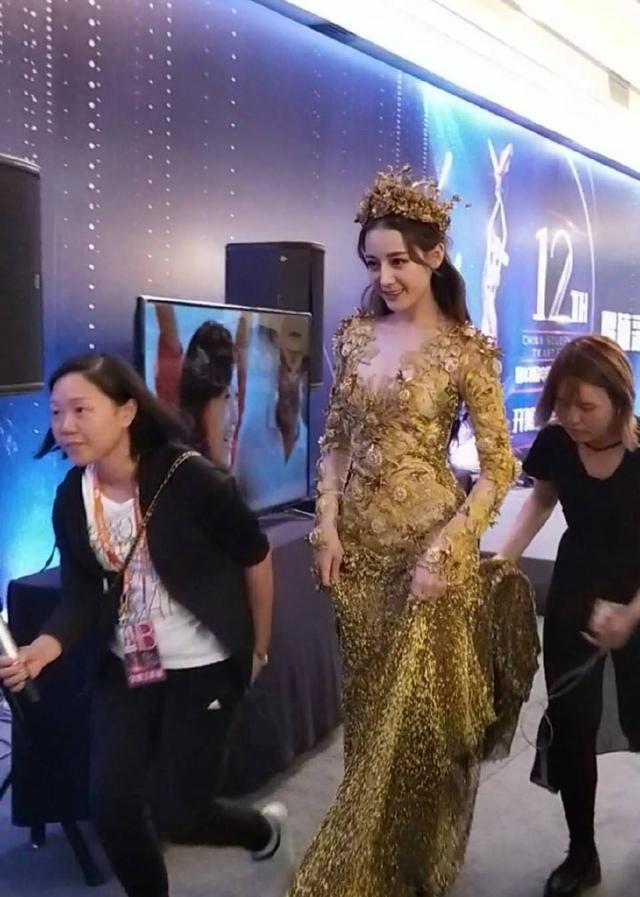 又被迪丽热巴惊艳到，金鹰女神造型美成仙，女神气质尽显！