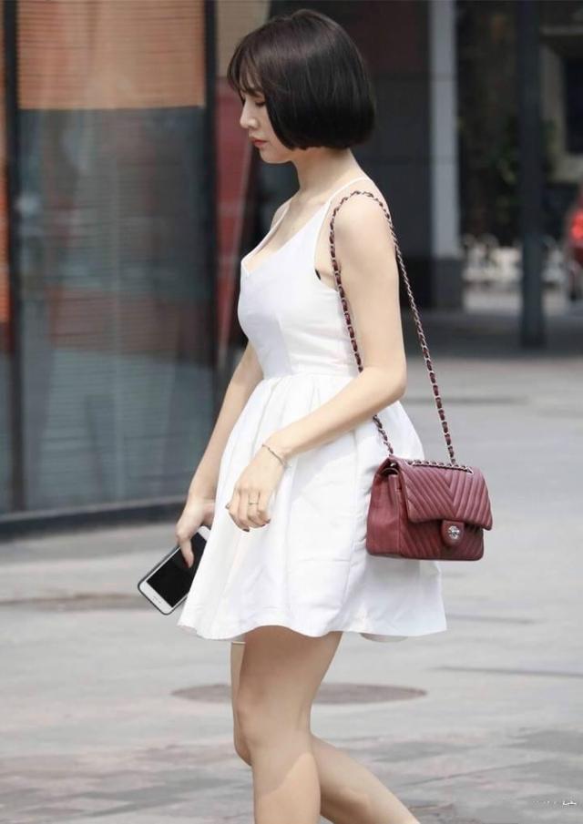 街头小拍: 白色和夏天最配了, 小白裙白衣穿出门时髦又清爽