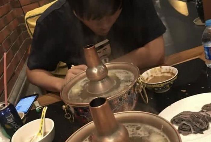 卢本伟和UU在餐厅吃饭时，服务员递给他一张纸条，卢本伟：暖心