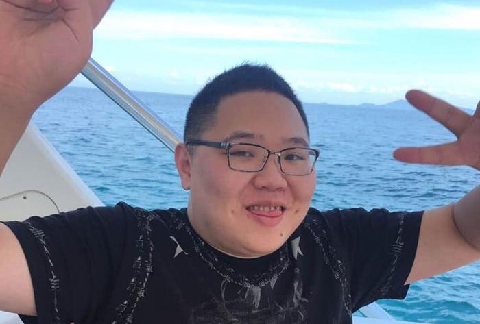 卢本伟和UU在餐厅吃饭时，服务员递给他一张纸条，卢本伟：暖心