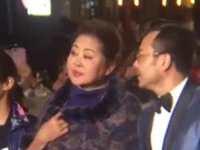 视频：飞天奖倪萍穿复古礼服亮相 获汪涵贴心搀扶