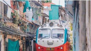 越南河内火车街，火车近距离在居民区穿越而过。