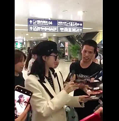 当年扑倒刘亦菲的人，又来跟景甜求婚了，景甜玩笑般回应却被当真