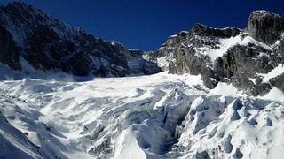 靛蓝  暖阳  圣洁的玉龙雪山