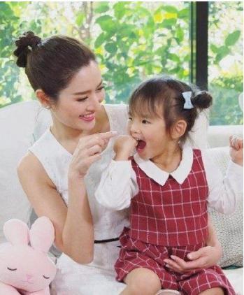 泰国女星Aff婚变后荧幕搭档Aum看望她和女儿，有望尽快回归