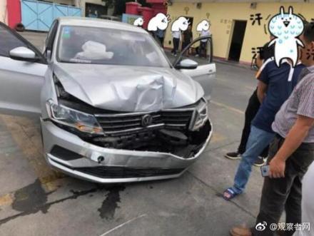 囧哥:深圳学员喜提新车看望教练，把驾校大门撞出窟窿