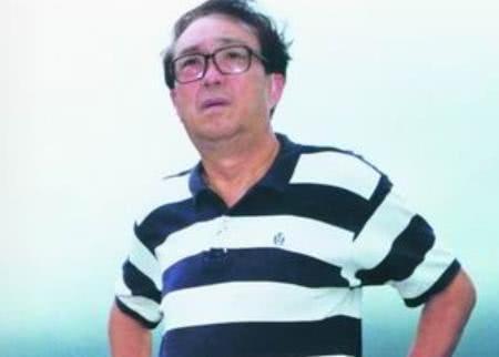 他是国家一级导演4个孩子3个是“智障”，刘晓庆葬礼上提包送现金