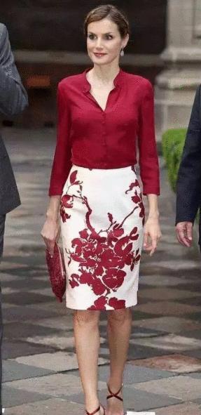 西班牙王后又穿中国风刺绣长裙, 领口采用复古设计很有韵味