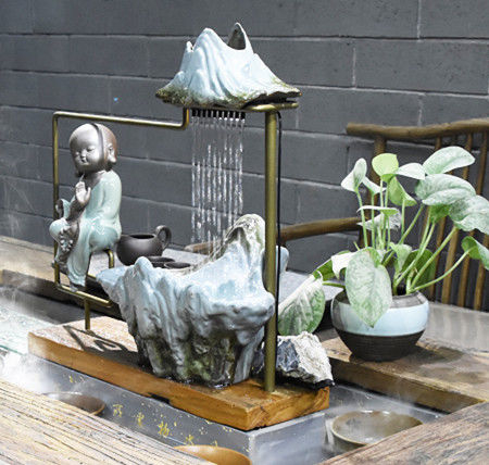 越来越多的有钱人家择创意流水摆件，寓意财源茂盛，来年大展宏图