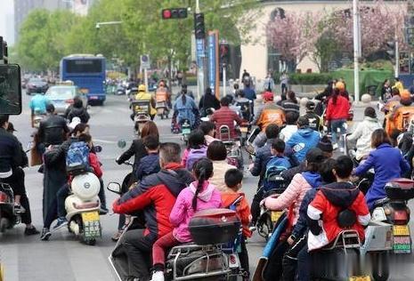 电动车新国标今日起开始实施，以后电动车可不是想骑就能骑了！