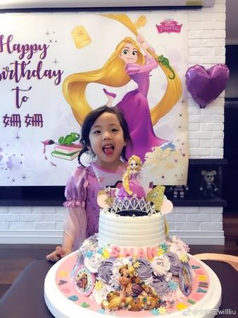 刘耕宏女儿生日趴，小泡芙近照曝光