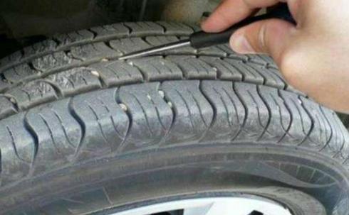轮胎卡石子咋办？修车工：直接扣是最笨的，用这招清的快还不伤胎