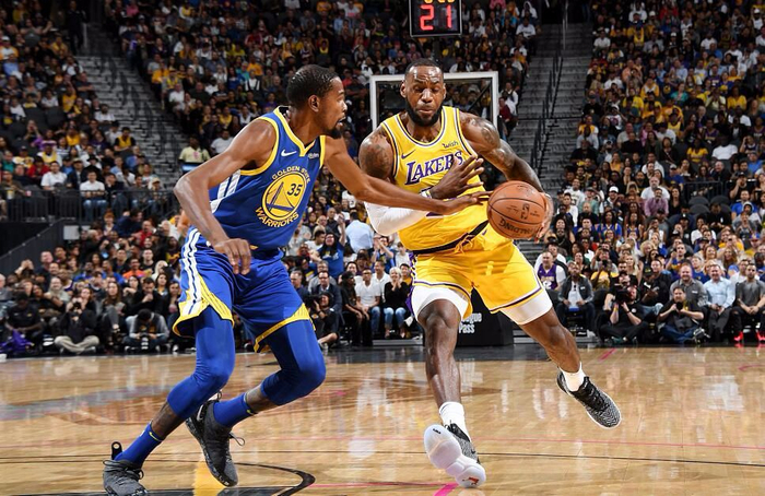 NBA超话讨论裁判尺度争议 多场比赛关键时刻判罚引众怒