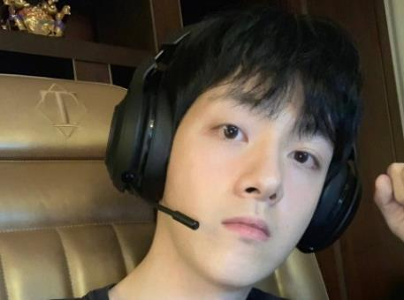 王思聪弟弟将出道，被称“魔都第一高富帅”，爆红也是指日可待