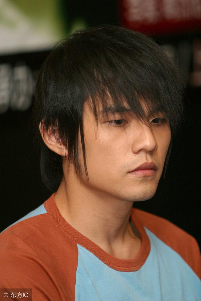 2000年台湾最畅销的两个男歌手，一个是周杰伦，一个是他