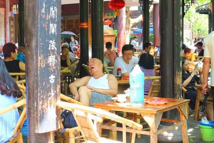 成都人民公园，见识一下上千人喝茶的盛况