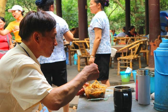 成都人民公园，见识一下上千人喝茶的盛况