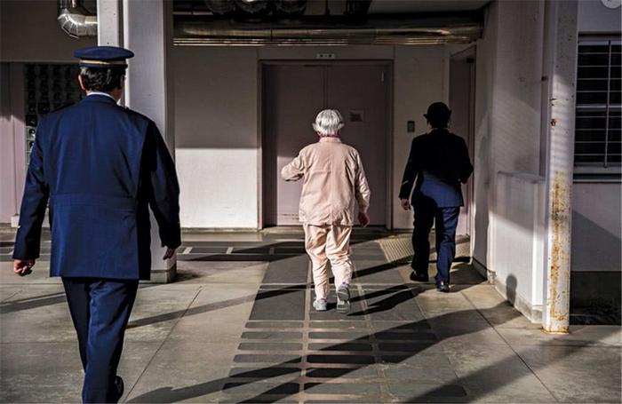 日本“灰发囚犯族”:为蹲监狱甘当小偷，半数为多次行窃惯犯