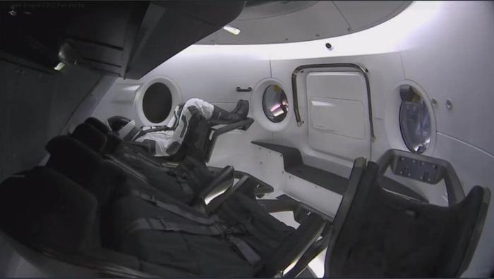 马斯克的载人飞船无人首飞成功，并致敬科幻电影《异形》