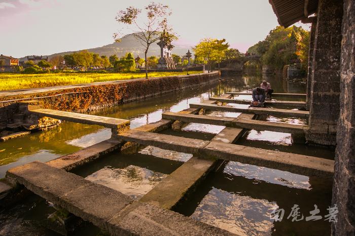 这个极边古镇,历史上为什么建这么多<a href='//travel.sina.com.cn/baoshan_xiyiting-lvyou/' >洗衣亭</a>