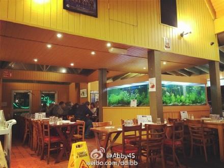 超人气体现在不仅是店内爆满,连外带买单的队伍都大排长隆。可选择的菜品也满丰富。有披萨,牛排,海鲜,沙拉等等。