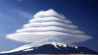 日本富士山一种叫“笠云”的自然现象