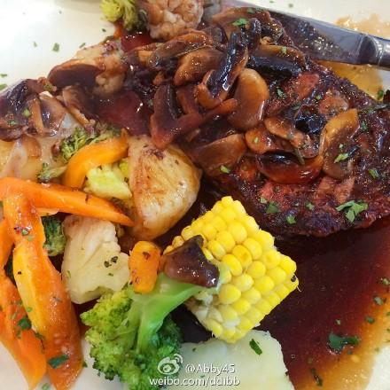 我的小伙伴点了鸡肉卷,外面一层白酱,里面油炸鸡肉,鸡肉里面还裹着菜。其实对于男生来说吃不饱,对于我来说吃着不饱还容易腻。