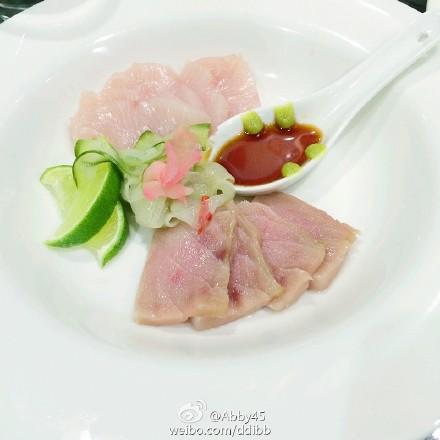 油炸虾和油炸鱿鱼,都怪我的胃吃太大了。生生觉得这是一人份的,为了保持矜持,我只好尽量留有余力,吃吃配菜。