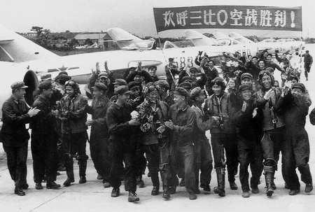 1958年7月29日,空军在广东前线的一次的战斗中击落击伤国民党空军飞机3 架