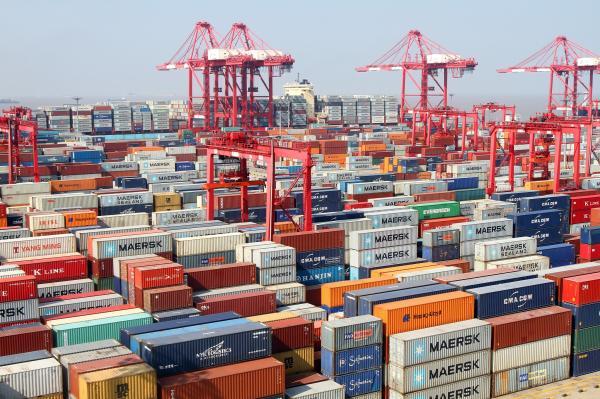 全球最大集装箱全自动化码头在中国上海开港试运行