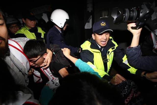 台湾民众突袭赖清德官邸 泼红漆抗议“迫迁杀人”