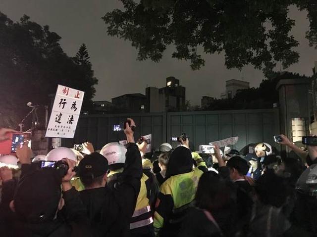 台湾民众突袭赖清德官邸 泼红漆抗议“迫迁杀人”