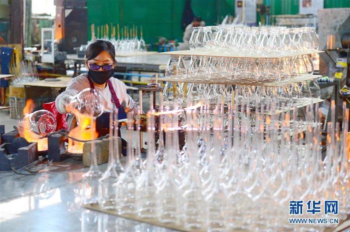 河北河间：工艺玻璃产业助力经济增长