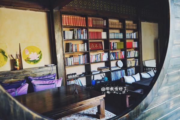 西面的房间是整体的书房,跳跃的紫色靠垫、红色的书脊,打消了老宅子的阴气,中和成欢愉的气氛。
