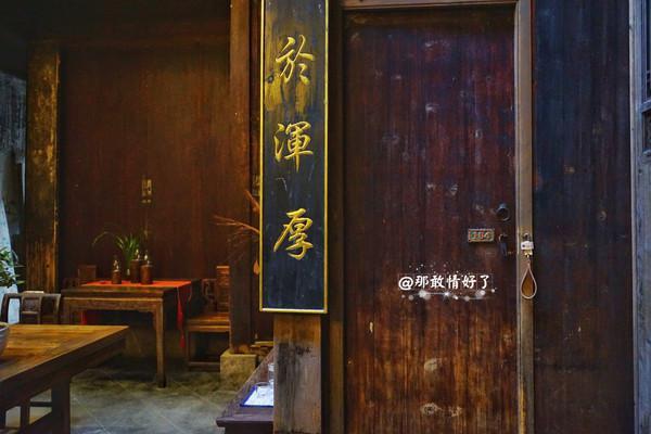 进入我们的房间,我最爱的复式客房,一层是客厅、衣柜和卫生间浴室。