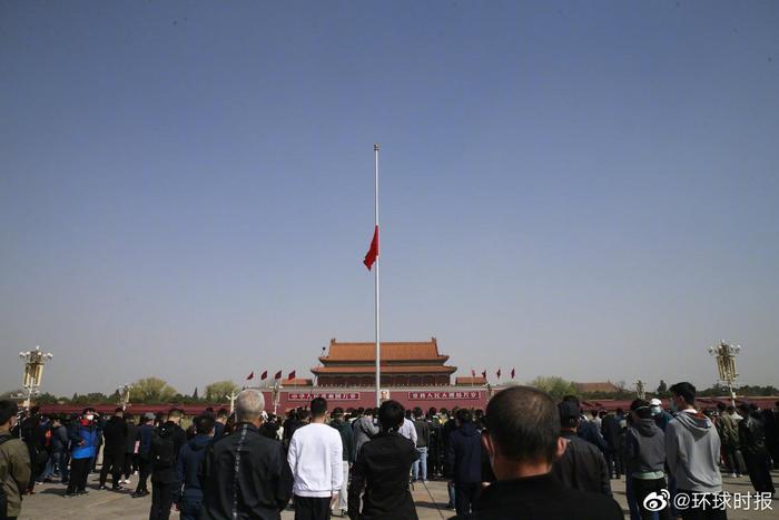 2020年4月4日，天安门广场上空拉响警报，市民和游客默哀3分钟