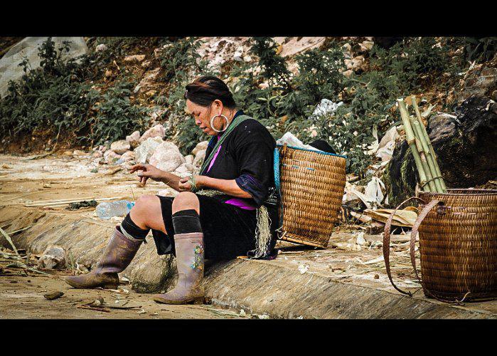 比起一脸轻松地妇女,结束了一天辛勤劳作,同样朝家中赶去的男子,则路出一脸的疲惫。田间的农活,并不是一件轻松的事情。