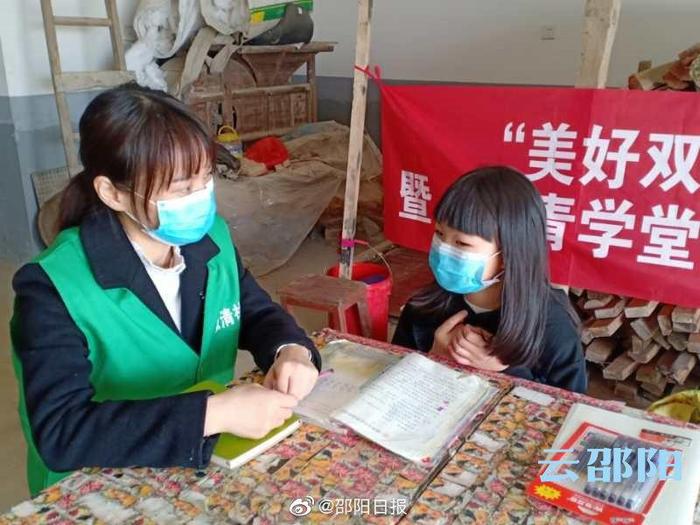 双清社工开展“青春课堂”辅导留守儿童学习