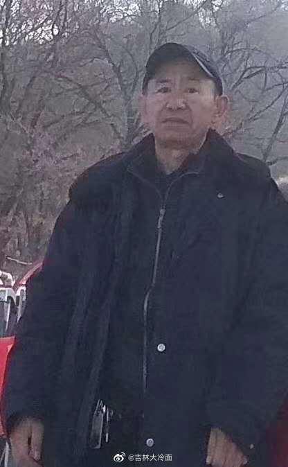 照片中的男子名叫张颜君，于4月10日中午走失，手机关机失联