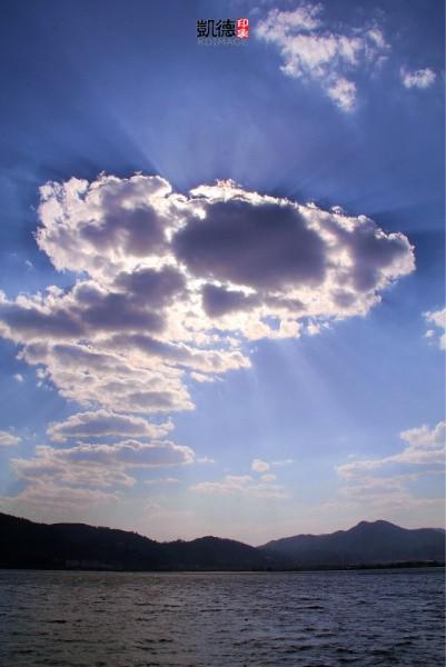 阳光透过云朵洒向滇池